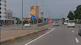 Bu zolağın nə olduğunu hələ də bilməyənlər var: Bura girməyən sürücüləri cərimə gözləyir - VİDEO