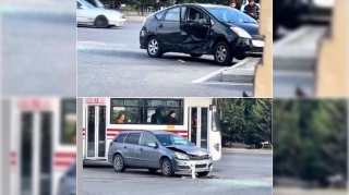 Qayda pozan “Prius”  öncə “Opel”ə, sonra səkiyə dəydi  - VİDEO