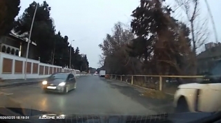 Qaydaları hələ də bilməyən “Prius” sürücüsü əks istiqamətə çıxdı   - VİDEO