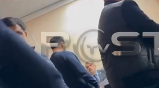 Sahibkarla Gömrük əməkdaşı arasında əlbəyaxa dava - VİDEO 