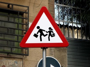 Bakıda Səudiyyə Ərəbistanı səfirliyinin avtomobili azyaşlı bacıları vuraraq qaçıb