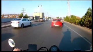 Sürətlə gələn maşın motosiklet sürücüsünü qarşıdakı avtomobilə çırpdı - VİDEO