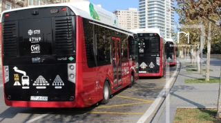 Mən məcbur deyiləm sənin uşağının səsini eşidim - AVTOBUSDA DAVA - VİDEO 