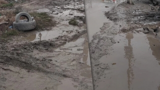 Abşeronda avtobus dayanacağı palçıq içində qaldı - FOTO