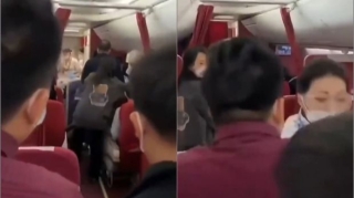 Çinli sərnişin təyyarədə hamını bir-birinə qatdı:  “Zaman ilgəyində ilişib qalmışam” - VİDEO 