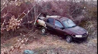 Qubada idarəetməni itirən sürücü “Opel”i dərəyə aşırdı   - VİDEO