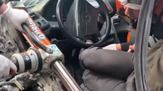 Türkanda qəza - Sürücü sıxılı vəziyyətdə qaldı - VİDEO