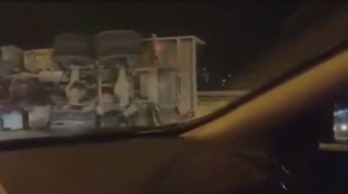 На автодороге Баку-Сумгайыт перевернулся грузовой автомобиль  - ВИДЕО