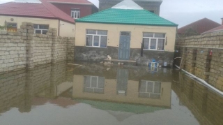 Binəqədidə evləri su basıb, 6 nəfər köməksiz qalıb 