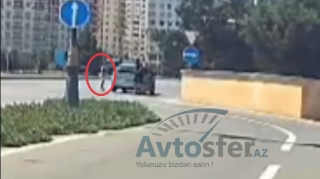 Boyu sükana çatmayan azyaşlı şəhərin mərkəzində maşın sürdü: Təhlükəli anlar - VİDEO