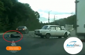 Əks yola çıxan "07" ağır qəzaya səbəb oldu, sürücü isə yerə çırpıldı  - VİDEO