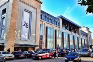 Yarım milyon manat oğurlayıb qaçdı: “28 Mall”da yaxalandı