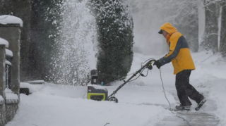 Güclü qar Kanadanın qərbində nəqliyyatın hərəkətini dayandırıb 