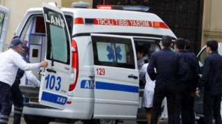 İki avtomobilin arasında qalaraq öldü - FOTO