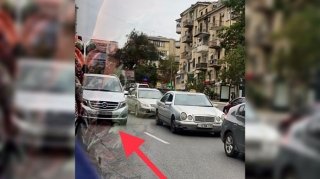 Sükan arxasında telefonla mesajlaşıb dəqiqələrlə tıxac yaratdı    - VİDEO