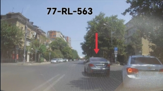 Sürücü yolun ortasında qərarsız qaldı: Gah sola döndü, gah sağa - VİDEO