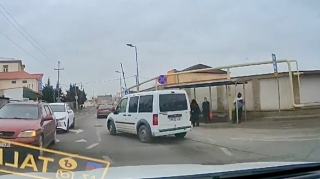 Baş yoldakı maşını görməzdən gələn sürücü qəza riski yaratdı   - VİDEO