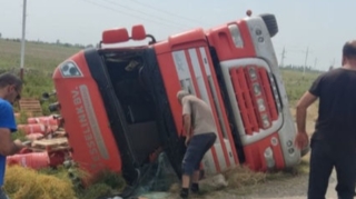Kürdəmirdə TIR aşıb, yüklər yolun kənarına dağılıb - FOTO 