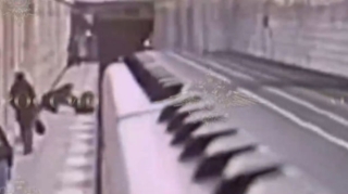 Metroda kişi sevgilisini qatarın altına atdı - VİDEO 