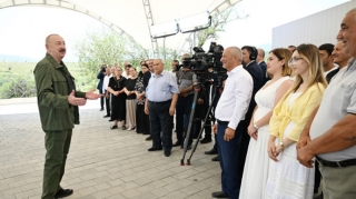 İlham Əliyev Xanyurdu kənd sakininə: Daha heç kim bizi bu yerlərdən çıxara bilməz 