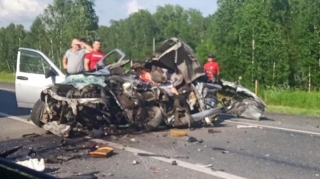 Yük maşını ilə toqquşan “VAZ” əzik-əzik oldu;  3 nəfər hadisə yerində öldü – FOTO 