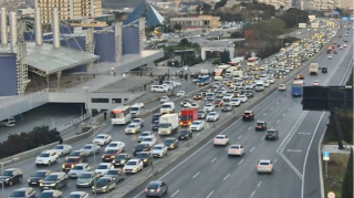 Bakının bir sıra yollarında nəqliyyatın sıxlığı yarandı 