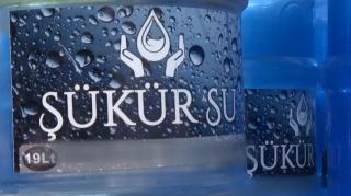 В Баку бутилированную воду наливают из-под крана - ВИДЕО