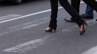 Paytaxtda piyadanı avtomobil vurub 