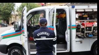 90 yanğına çıxış, xilas olunan üç nəfər: FHN əməliyyat görüntülərini yayımladı   - VİDEO