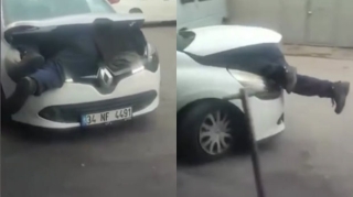 Ustanın avtomobildəki nasazlığı aradan qaldırma üsulu gülüş doğurdu  - VİDEO