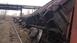 Qazaxıstanda qatar qəzası: 14 vaqon relsdən çıxdı - VİDEO 