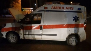 В Азербайджане машина скорой помощи попала в аварию, водитель ранен
