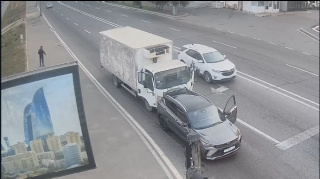 Bakıda müəmmalı hadisə: Sürücü dayanan zaman qəza törətdi - VİDEO