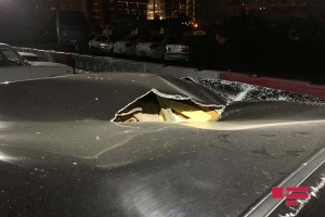 İri şüşə avtomobilin üzərinə düşdü: sürücü xəsarət alıb - FOTO