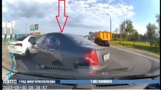 Güzgüyə baxmadığı üçün zəncirvari qəzaya səbəb oldu  - VİDEO