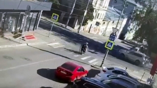 Yol polisindən qaçan motosiklet sürücüsü “Toyota”ya çırpılıb havaya uçdu - VİDEO 