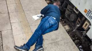 Azarkeşin başı qatarla platforma arasındakı boşluğa ilişdi - FOTO