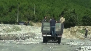 Şəkidəki sel kəndin yeganə girişi olan körpünü aparıb  - VİDEO