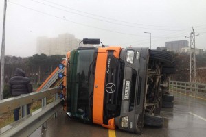Yük maşınları toqquşaraq aşdı: yaralılar var - Yevlaxda