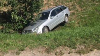 Şəmkirdə "Mercedes" aşdı, 3 nəfər xəsarət aldı 