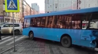 Avtobus binaya çırpıldı 