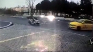 Manevr qaydasını pozan taksi sürücüsü qəza törədib - VİDEO 