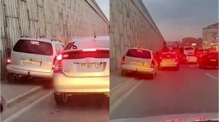 Tıxacda qabağa keçmək istəyən sürücü görün nəyə əl atdı   - VİDEO