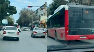 Sumqayıtda işıqforu saymayan avtobus sürücüsü sərnişinləri təhlükəyə atdı    - VİDEO