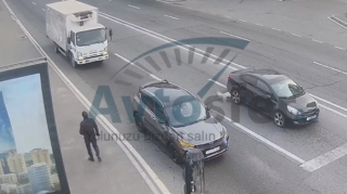 Bakıda müəmmalı hadisə: Sürücü dayanan zaman qəza törətdi - VİDEO