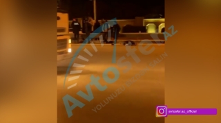 Bakıda yerüstü keçidin altında piyadanı maşın vurub öldürdü - VİDEO 