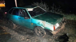 Aşmış avtomobildə ana və uşaqları boğularaq öldü  - FOTO