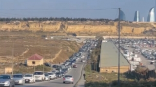 Badamdar avtomobil bazarında sıxlıq yaranıb – VİDEO 