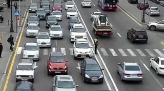 Bakıda sürücü ona yol verməyən şəxsi yolda tutub BIÇAQLADI 