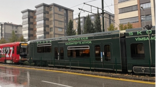 Tramvayı ildırım vurdu, sərnişinlər təxliyə edildi - VİDEO 